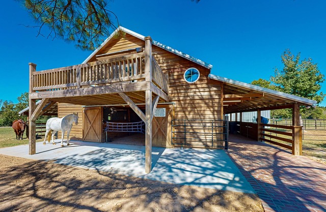 Enchanting farm stay with cozy fireplace, spacious grounds, & outdoor grilling