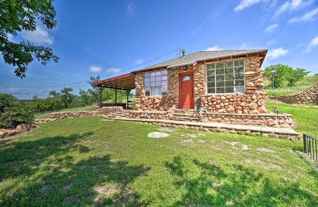 Enchanting Hilltop Cottage in Medicine Park!