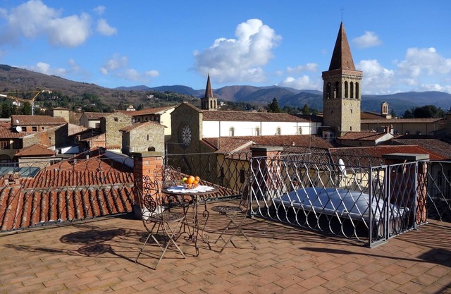 Torre medieval en el transcurso de la ciudad con vistas a la catedral