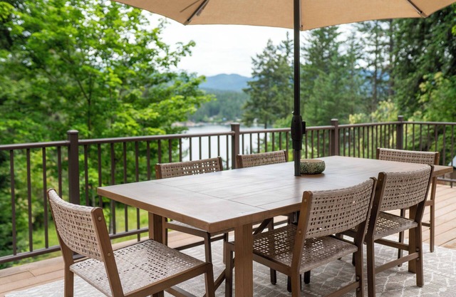 Enchanting lake view 3-bedroom house in the woods in Hayden Lake, hot tub, A/C