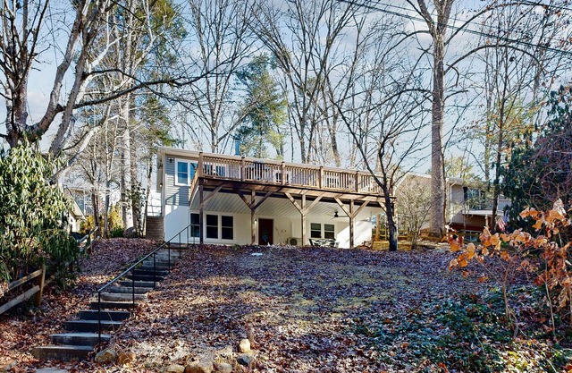 Enchanting lakeside retreat with community pool, tennis, deck & dog-friendly
