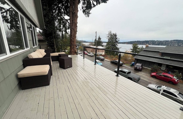 Enchanting Lakeview 3-bedroom house with 2 decks in vibrant Seattle