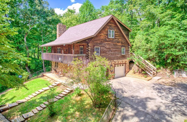 Enchanting mountainside cabin with firepit, enclosed yard, & washer/dryer