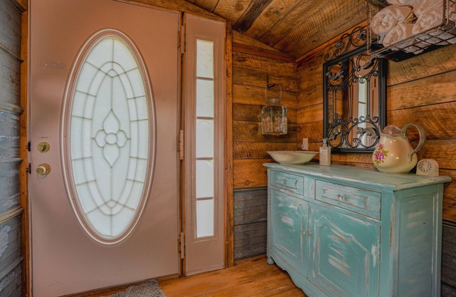 Enchanting Old Blue Sleeping Cottage with loft, spa and breakfast!