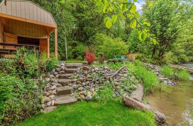 Enchanting 1-bedroom cabin in Granite Falls! For the off grid nature lover.
