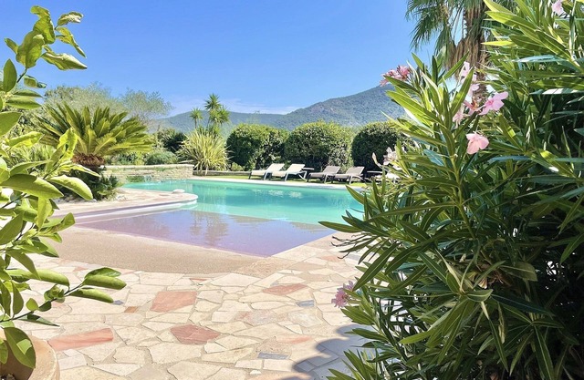 Enchanting villa with amazing views, swimming pool, in perfect privacy