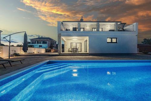 Enchanting Vacation Villas with Pool and Jacuzzi