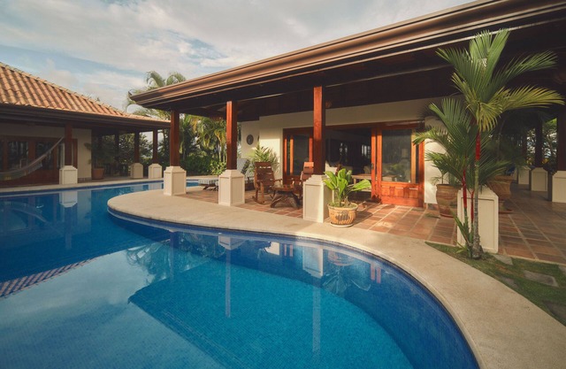 Encantadora villa con gran piscina, exuberantes jardines, excelentes vistas y total privacidad