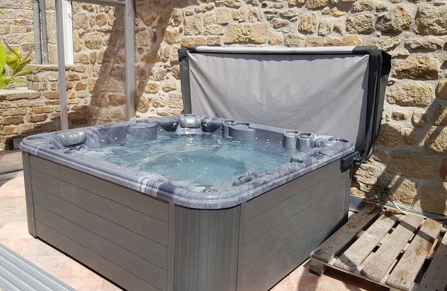 Enclosed and spacious gîte, air-conditioned rooms, SPA, Closed garage, Beaches 5km max.