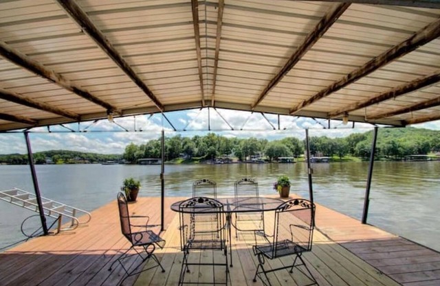 Quiet cove. Perfect for family time, fishing, boating and swimming!