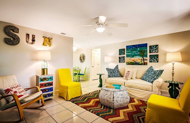 SUMMER RATES! Cozy cottage close to everything-Private patio-3 min to the beach!