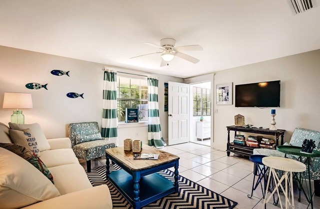 NEW SUMMER RATES! Private patio-Close to everything & trolley-3min walk to beach