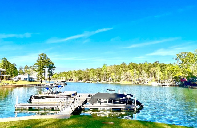 END OF THE LINE - Lake Martin views- Sleeps 12