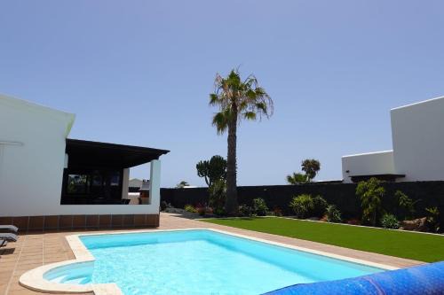 Endearing Lanzarote Villa Villa Dorada 3 Bedrooms Private Pool & Sun Terrace & Hot Tub Playa Blanca