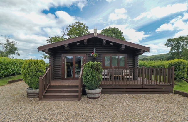 ENDEAVOUR LODGE 4, family friendly, with hot tub in Stokesley
