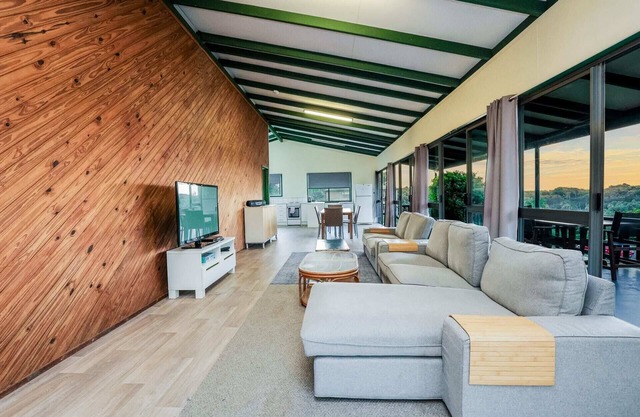 The Endeavour - Older house on Headlands, Stunning ocean views, Ample boat parking, Pet allowed