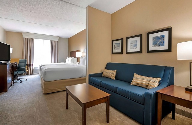 Endless Orlando Fun! 2 Family-Friendly Units, On-site Pool, Minutes to SeaWorld!