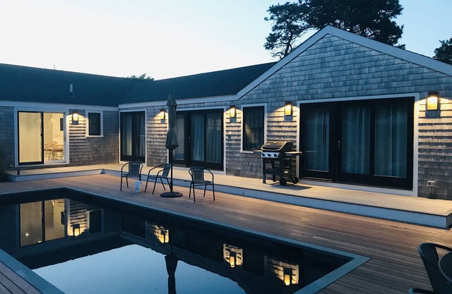 "Endless Summer" Private 4 BR 2 King 1 Queen 2 Twin