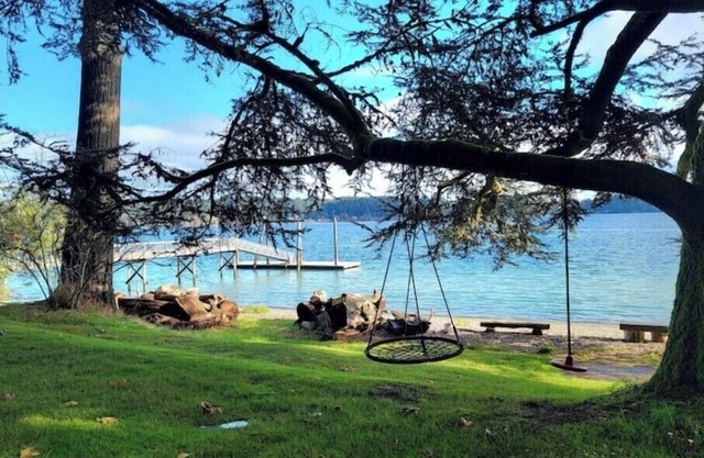 Enetai Beach House, stunning waterfront w/ Dock, large deck and tennis court