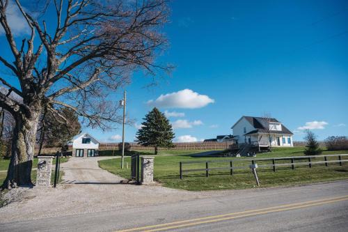 Engle Farmhouse - Vineyard living in Traverse City