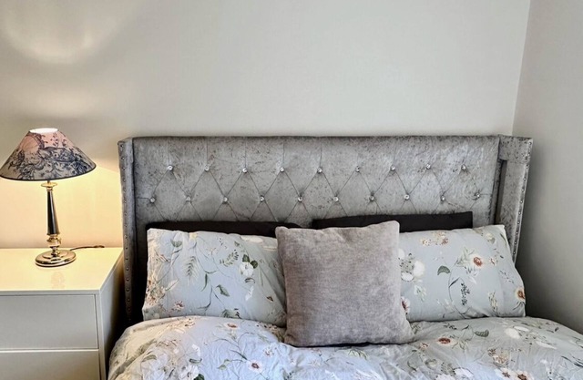 English Garden KingSize Bed Near Station