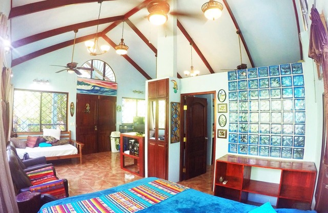 Disfrute de 2 casas en 1 exuberante propiedad con piscina privada, Casa Azul y Aloha, aire acondicionado, WiFi