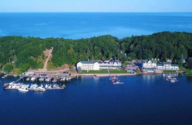 ENJOY 2 LAKES: NEW Portage Lakefront condo w/2 Kayaks, walk to Lake Michigan!!!