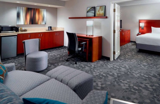 Enjoy a Hassle-Free and Suiting Stay! Seasonal Outdoor Pool, Pets are Welcome!