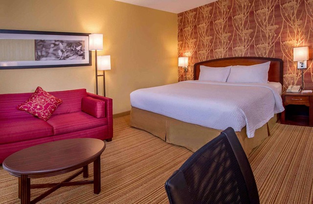 Enjoy A Hassle-Free Stay! Free Parking, Pool, Pets Allowed, Near Cook Road Farm