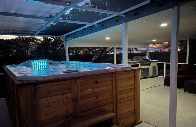 Enjoy a new remodeled house minutes away from Anna Maria Island