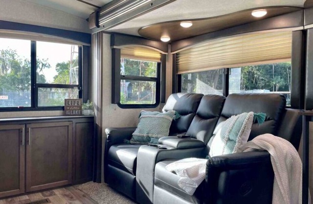 Enjoy A Peaceful Getaway! Close to Daytona Beach's Boar! Pet-Friendly!