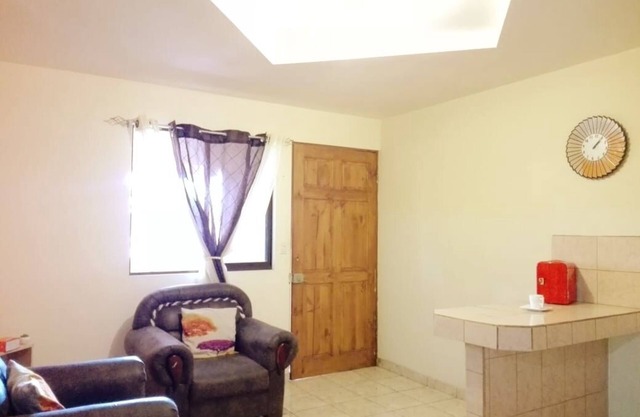 Disfrute de un albergue privado junto a una familia cálida como en su casa para obtener orientación gratuita.
