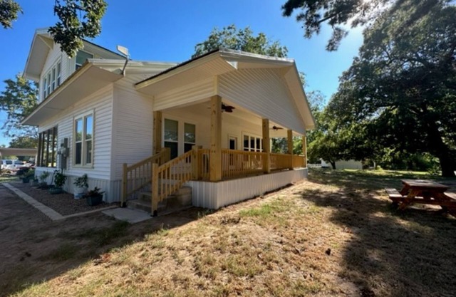 Enjoy a Relaxing Retreat to The Farmhouse in the East Texas Countryside!