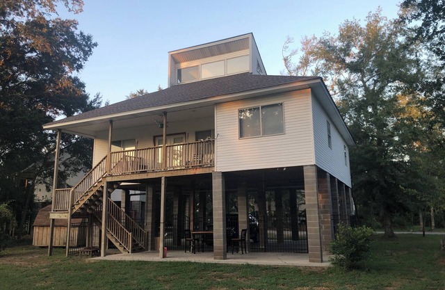 Enjoy a stay at this quaint 3 bedroom 2 bath home near downtown Mandeville.