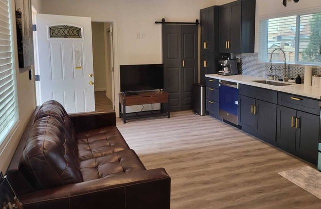 Enjoy a stylish 2 bed & 2 bath Modern Guesthouse