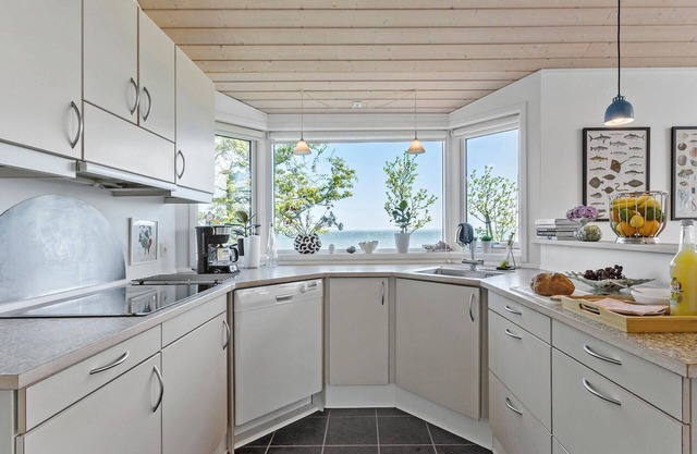 Enjoy a wonderful vacation in this cozy vacation home right by the sea.