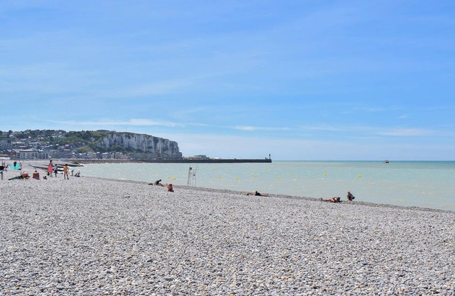 Enjoy a wonderful view of the sea in this attractive holiday home.