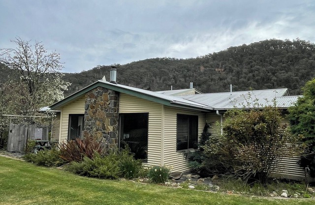 Enjoy Alpine Lifestyle at Mesley Manor, in heart of Omeo, close to Bike Trails