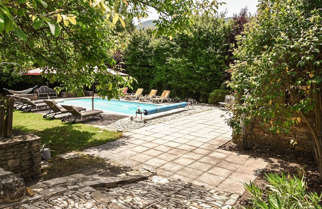 Enjoy an idyllic holiday in a holiday home in the heart of the Luberon Nature Park.