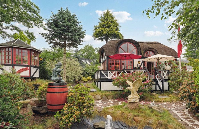 Enjoy an unforgettable vacation in this charming cottage overlooking the Silkeborg Lakes.