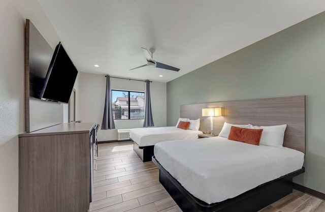 Enjoy Comfort in a Cozy Room w/ Convenient Amenities - Perfect for Any Stay