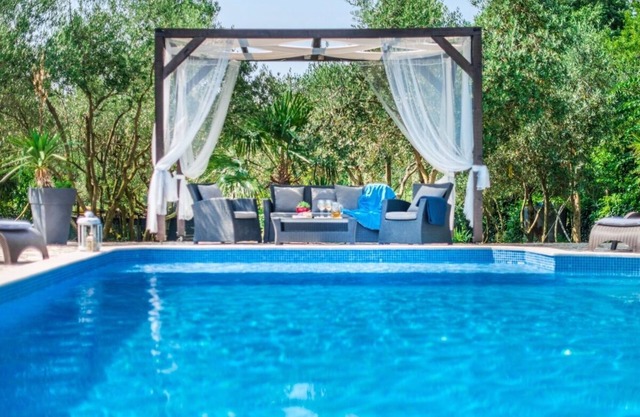 ¡Disfrute de completa paz y relajación en Ivana Villa, cuenta con aire acondicionado, wifi, barbacoa!