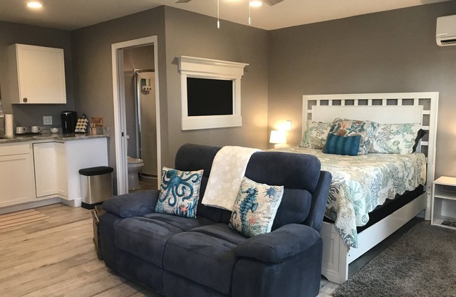 Enjoy GEM 2 in Jax Beach |4 blocks to the Ocean |Shared Patio |BBQ |Studio Apartment |Month Stays Ok