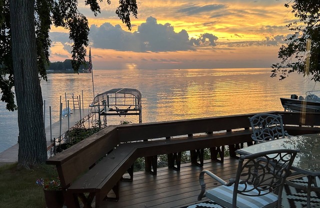 Enjoy Summer at the lake with amazing views and gorgeous sunsets! Don't miss out