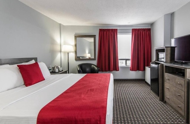 Enjoy Modern Comfort in Clean Room, Steps from Majors Restaurant