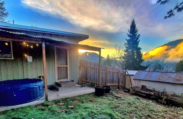 Enjoy Mountain Peak Views from Hot Tub in Uptown Oakridge 2 Bdr