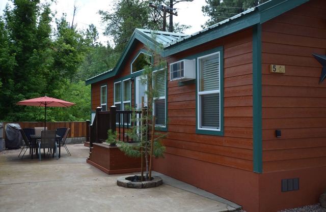 Disfruta de una de nuestras cabañas de 2 habitaciones en los frescos pinos de Christopher Creek.