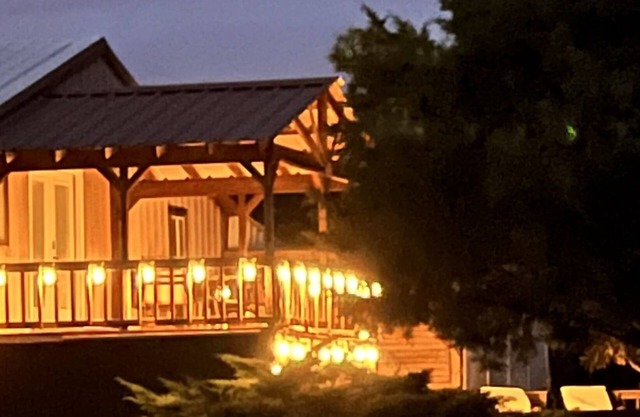 Disfrute de la paz y la tranquilidad en Vineyard Loft con vistas a nuestro viñedo y estanque.