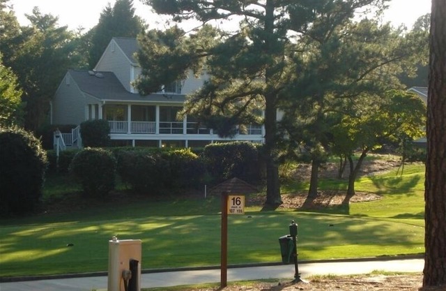 ¡Disfruta de vistas panorámicas de Pinehurst en el Three Green Retreat frente al campo de golf!