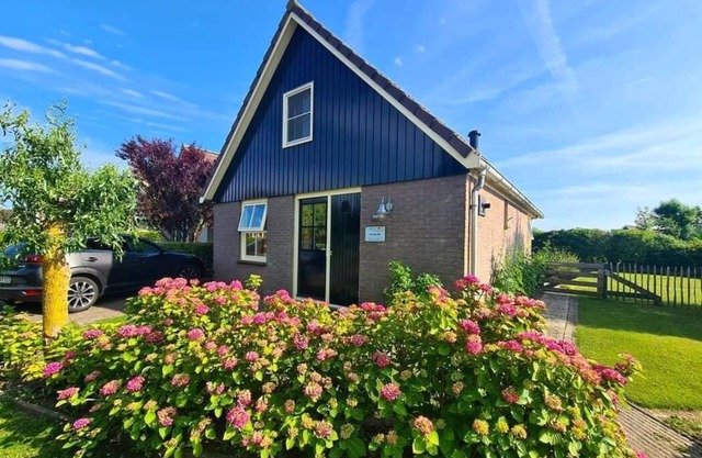 Enjoy peace and nature in this cozy cottage in the North Holland North. Ideal for families and dog lovers, with a sunny terrace, enclosed garden and free fishing pass. Close to the beach, Callantsoog and Schagen